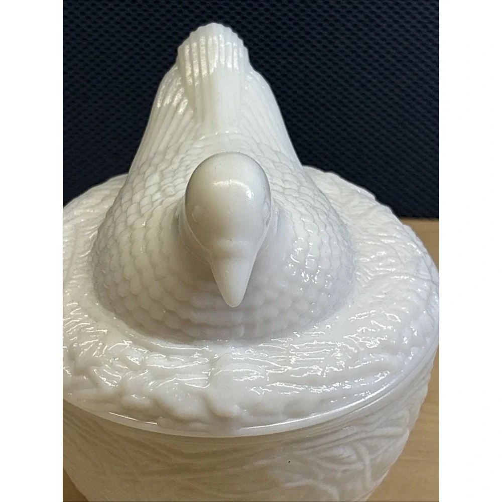 Hen On a Nest Milk Glass Trinket/Candy Covered Dish Vintage Avon 1970's